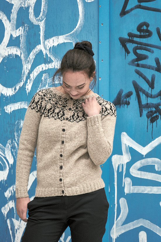  893702 Cardigan med mnstret brestykke 