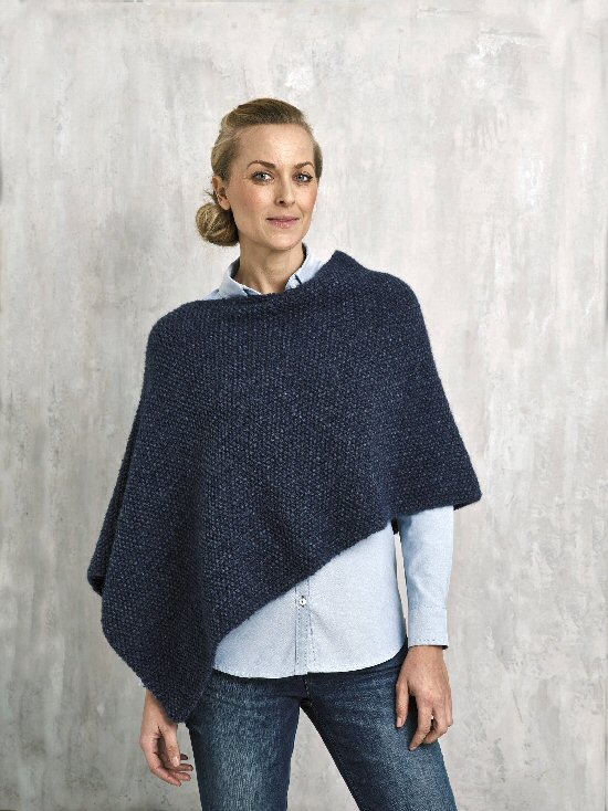  896216 Perlestrikket poncho 