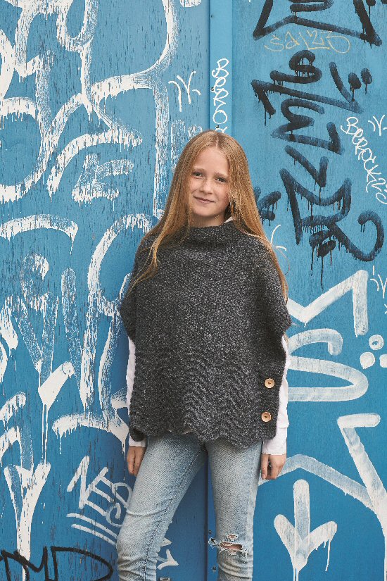  896220 Pigeponcho med blgemnster 